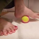テニスボールで足裏マッサージ / Foot Massage with Tennis Ball