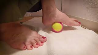 テニスボールで足裏マッサージ / Foot Massage with Tennis Ball