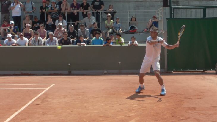 Rafael Nadal（ラファエル・ナダル）何度もアウトするジュニアのボールに対しスタンスを広げて低重心で「厳しいボールの返球」を練習する