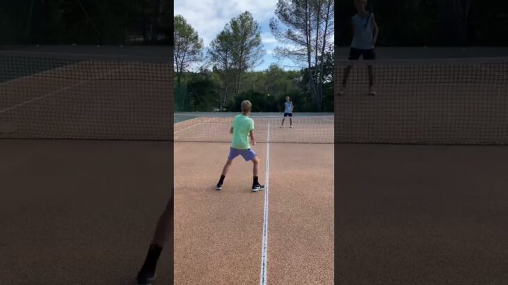 Tristan (le pointeur de tennis) vs Zahar (la raquette ) à l’entraînement de tennis