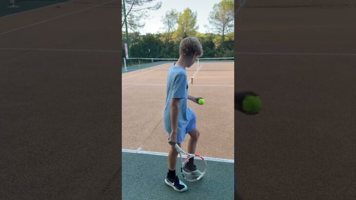 L’entraînement du service au tennis