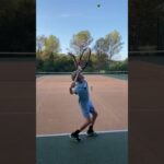 L’entraînement du service au tennis