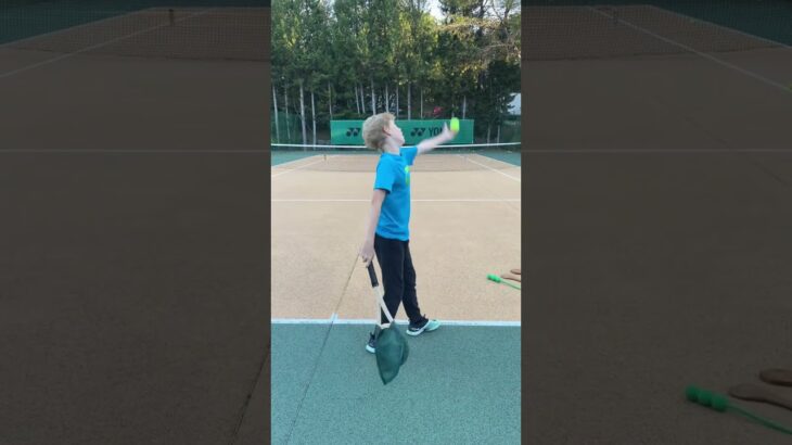 L’entraînement du service au tennis avec les accessoires de House of Bontin
