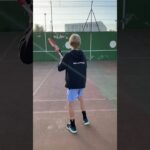 Tristan vs le mur à l’échauffement avant un match de tennis
